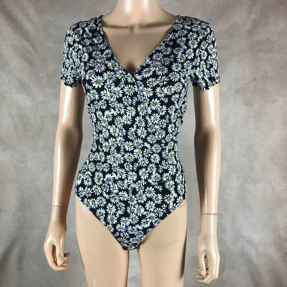 Inspired Hearts Black Daisy Floral V-neck Short Sleeve Bodysuit NWT LARGE - Picture 3 of 6
